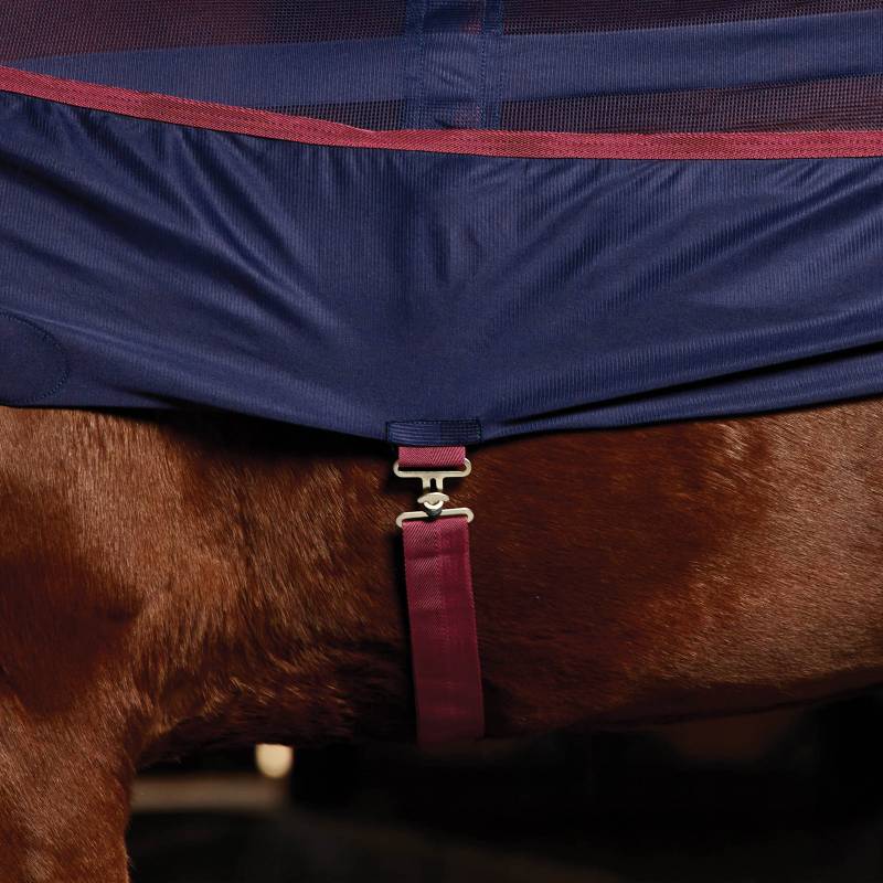 Chestnut horse wears Weatherbeeta Scrim Cooler Standard Neck Navy/Burgundy in the stable.