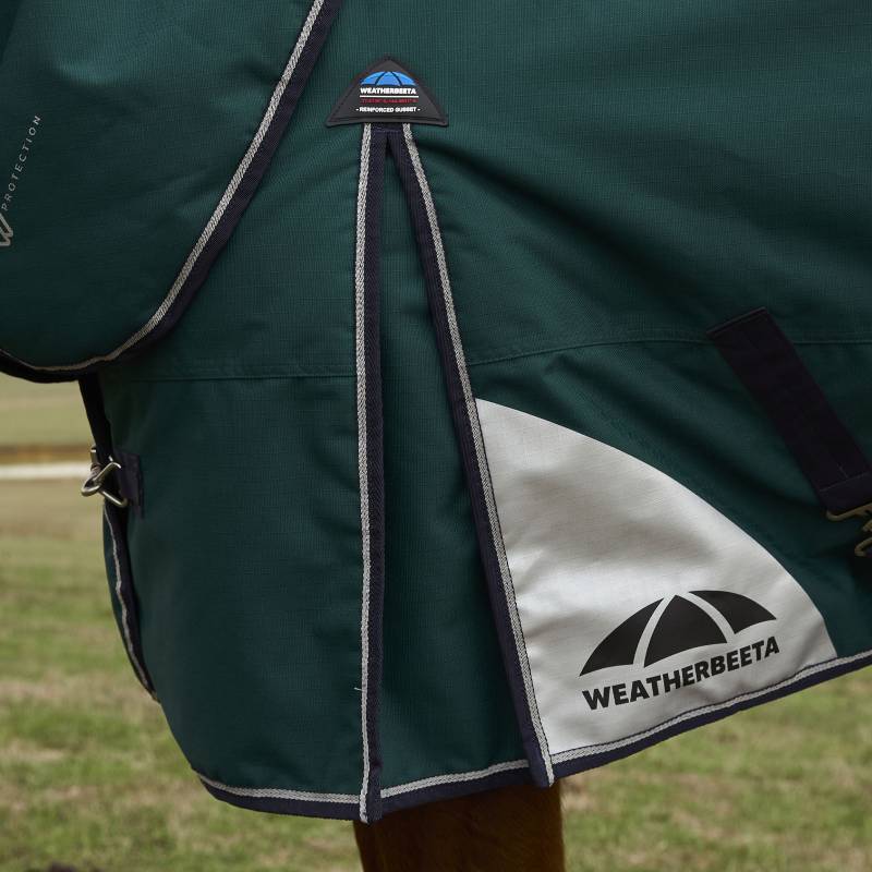 Close-up of Weatherbeeta Comfitec Plus Dynamic Rug 100g in Forest Green/Navy on a horse.