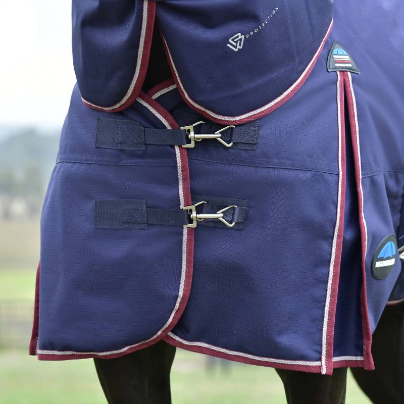 Weatherbeeta Comfitec Essential 220g rug in navy/burgundy on a horse.