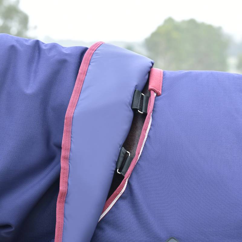 Close-up of Weatherbeeta Comfitec Essential Detach-A-Neck Rug 50g in navy/burgundy.