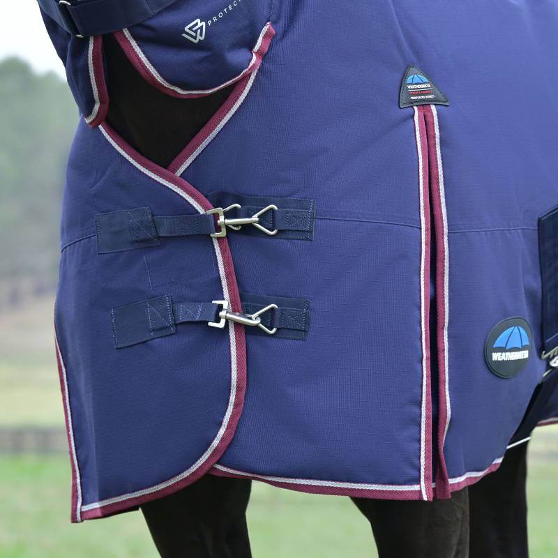Close-up of a horse in a Weatherbeeta Comfitec Essential Heavy 360g Navy/Burgundy turnout rug.