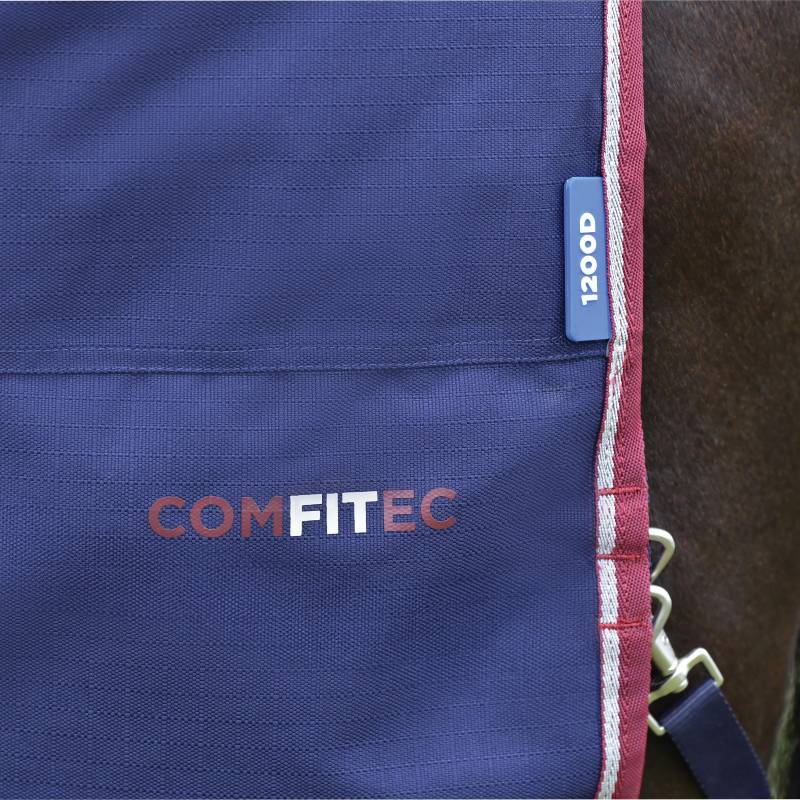 Close-up of Weatherbeeta Comfitec Essential Turnout Rug 220g Navy/Burgundy with metal clasp.