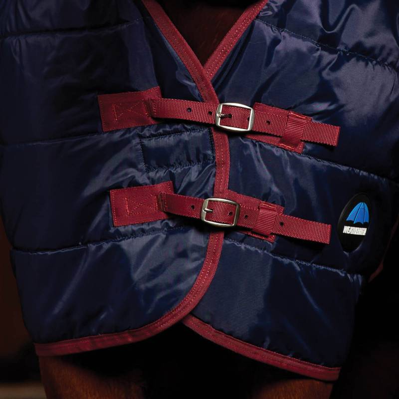 Weatherbeeta Comfitec 210D Stable Rug Combo Neck 220g in Navy/Burgundy with burgundy straps.