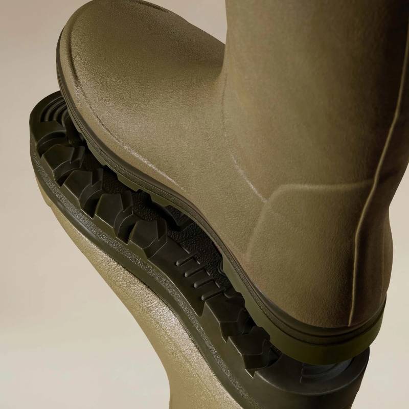 Close-up of a person wearing Le Chameau Vierzonord Men’s Wellingtons Vert Vierzon boots.