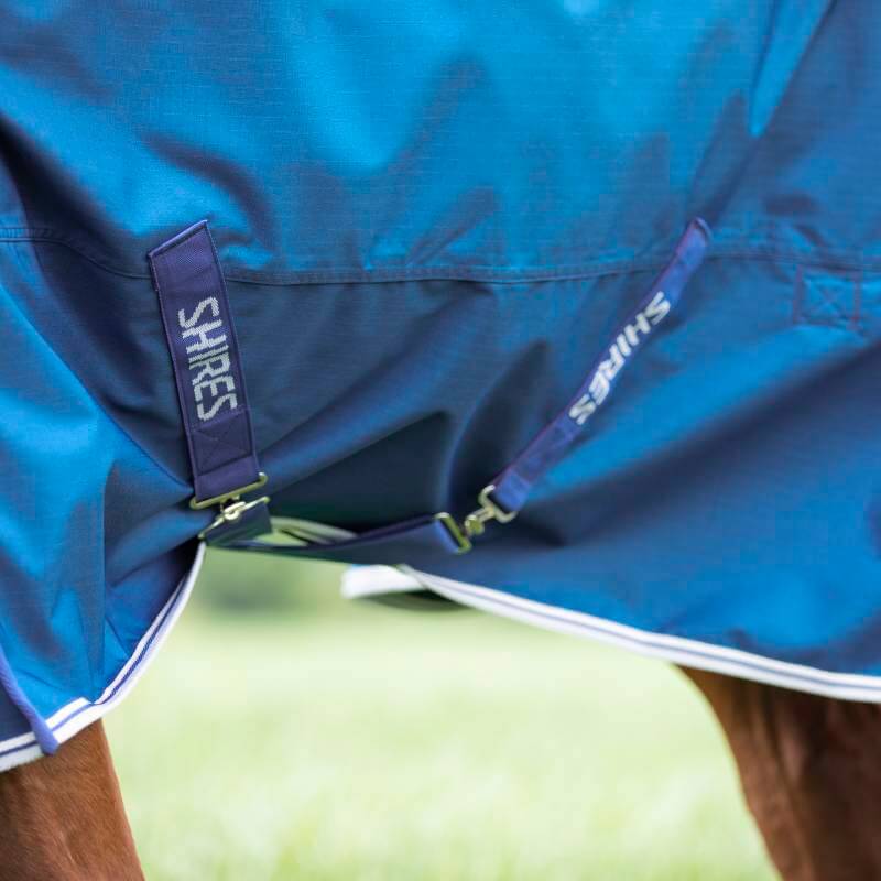 Close-up of a Shires Highlander Original 200g Combo Turnout Rug strap fastened on a horse.