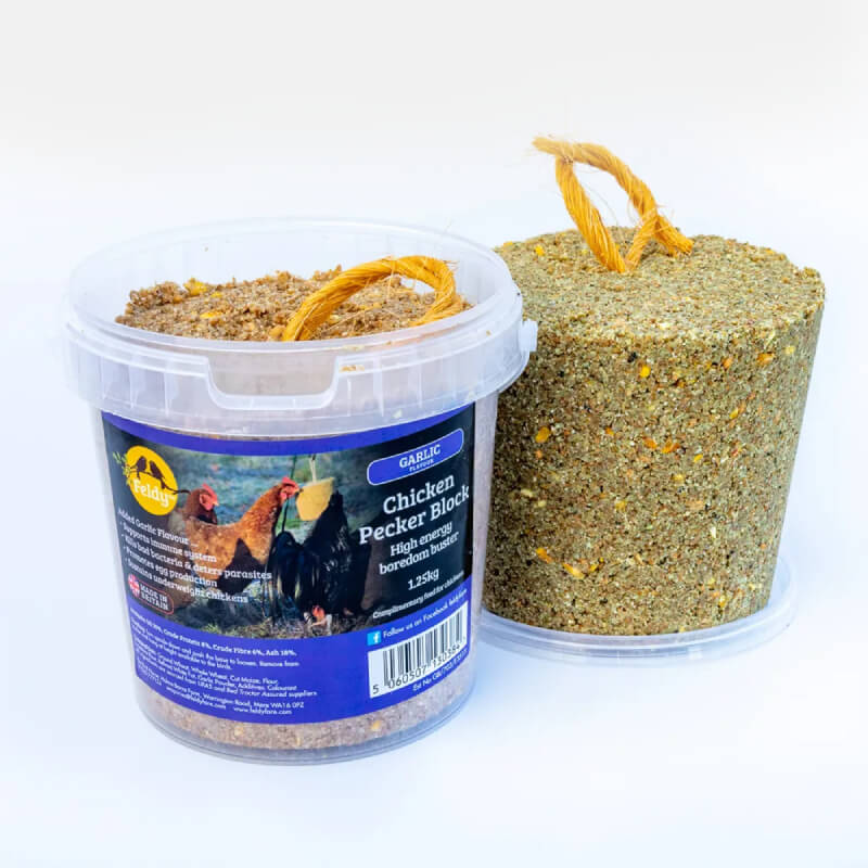 Feldy Chicken Pecker Block 1.25kg: garlic-flavored poultry treat in a tub with a lid.