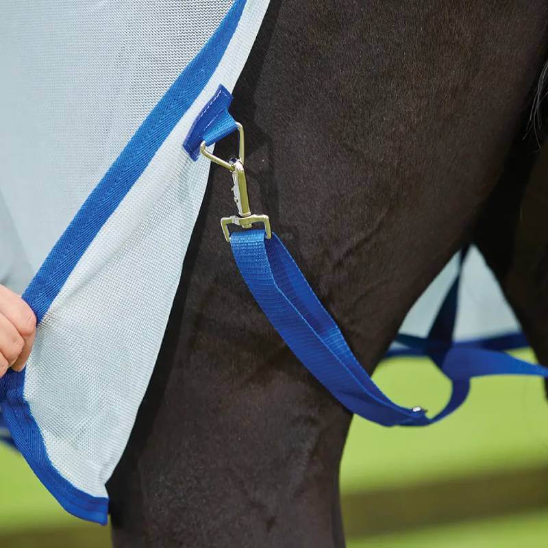 Blue straps and clasps secure the Weatherbeeta Comfitec 600D/Mesh II rug to the horse.