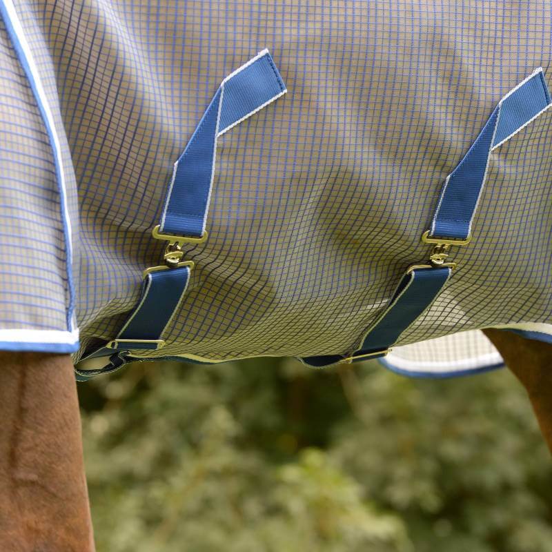 Weatherbeeta Comfitec Ripshield Plus fly rug in white/blue secures a horse outdoors.