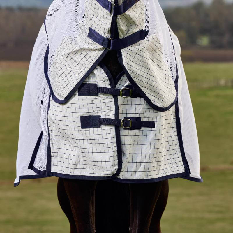 A dark horse in a Weatherbeeta Airstream Combo Neck Lightweight Rug White/Navy grazes in a field.