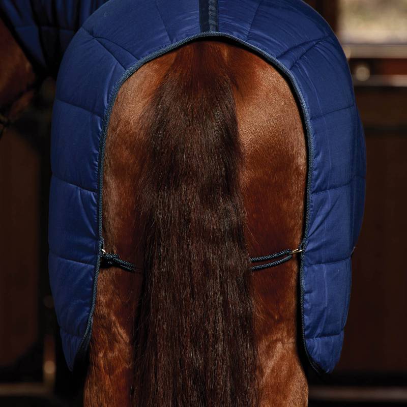 A horse’s tail and hindquarters covered by a Weatherbeeta Comfitec Under Rug Combo Neck 220g Navy.