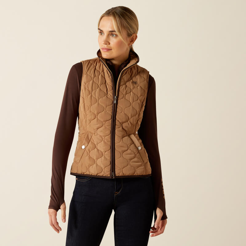 Woman in Ariat Ashley 2.0 Insulated Vest Tiger's Eye over a dark top and jeans.