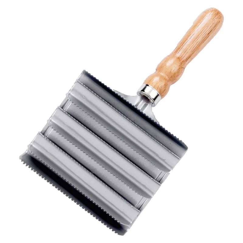 Lincoln Large Metal Curry Comb by Lincoln, ideal for wavy cuts with a sturdy wooden handle.