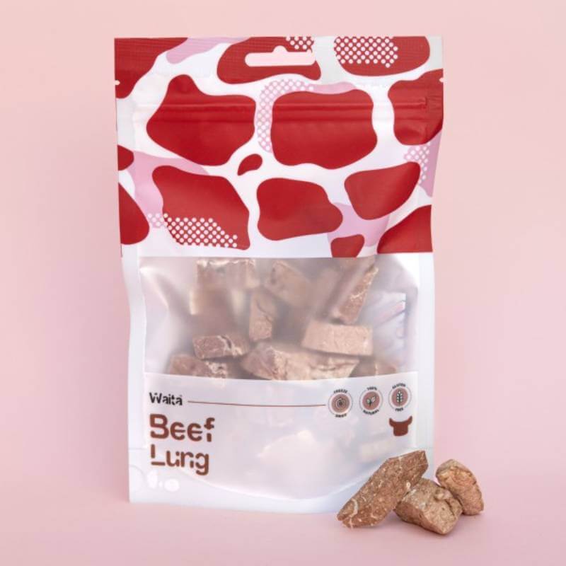Waita Freeze Dried Beef Lung Dog &amp; Cat 20g in red-white bag on a pink background.