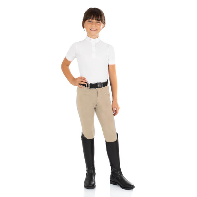 Smiling child in Equestro Pantaloni Bimbo Modello Kasumi Beige and black riding boots.