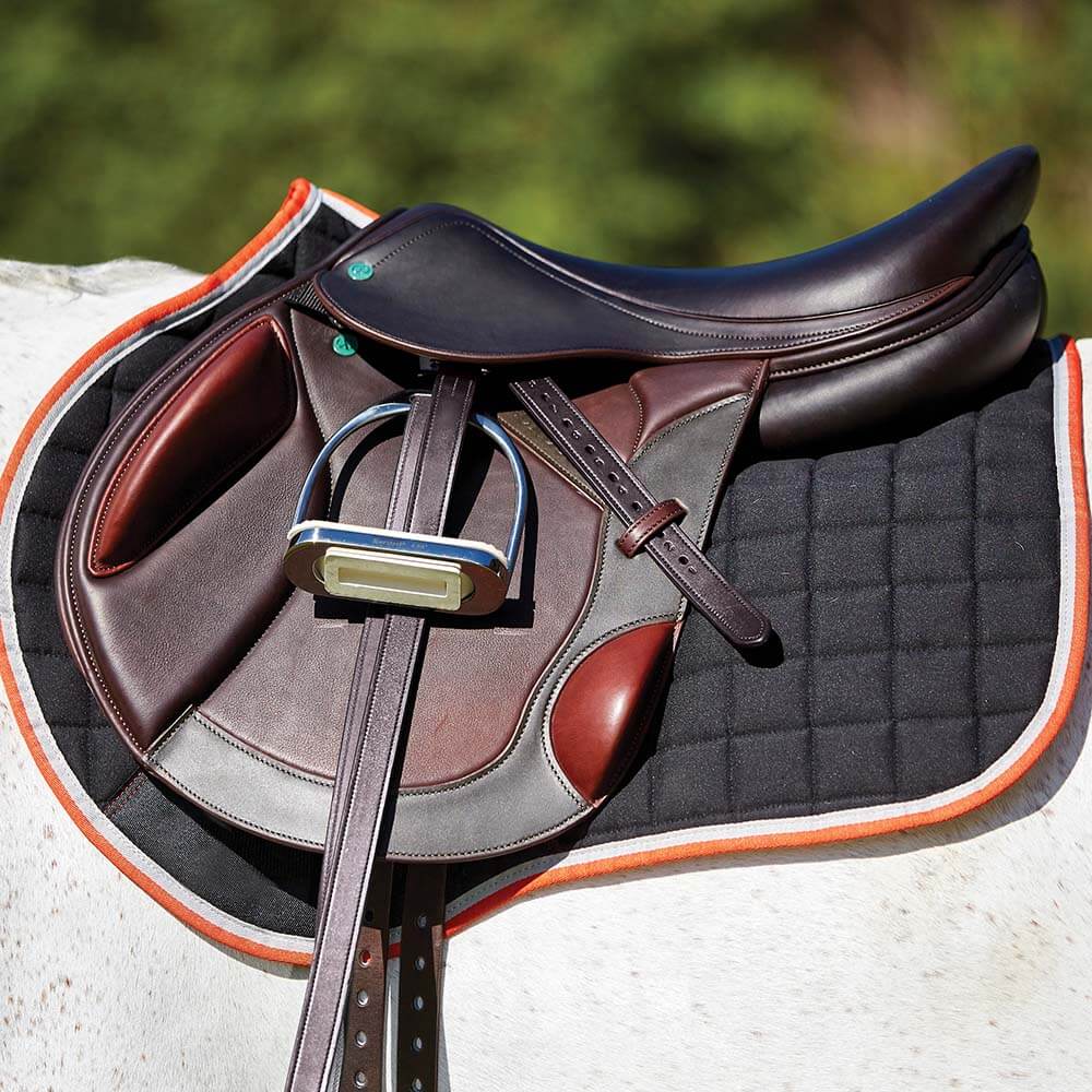 Close-up of a brown English saddle on a Weatherbeeta Therapy-Tec All Purpose Saddle Pad.