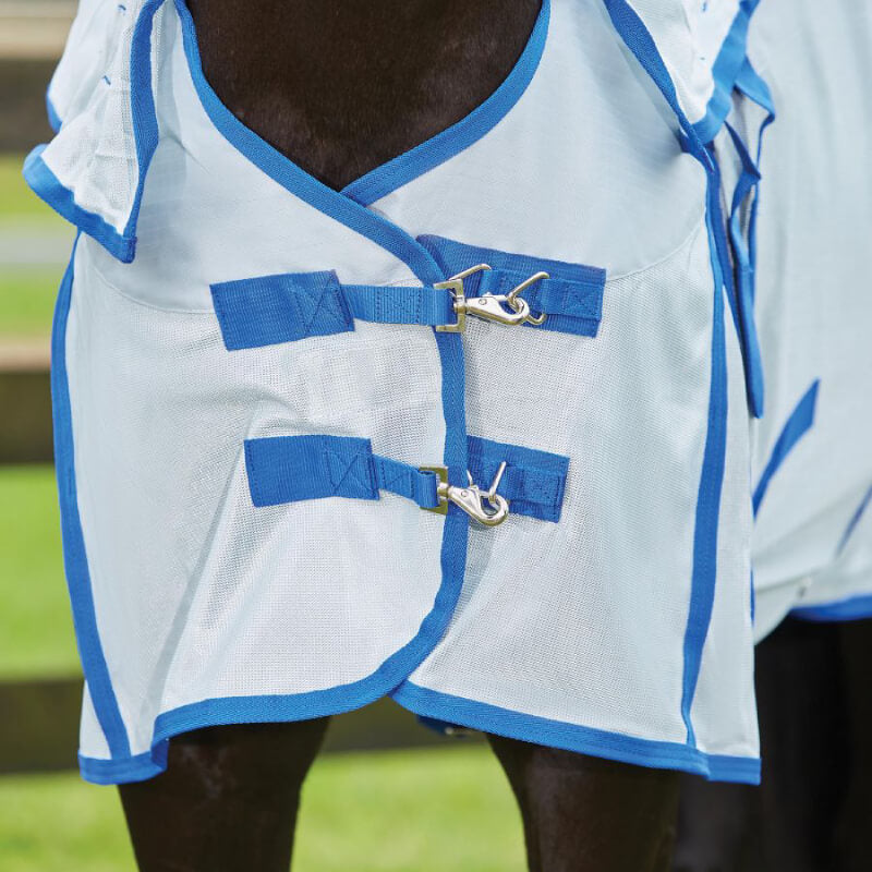 Close-up of a horse in a Weatherbeeta Comfitec 600D/Mesh II Combo Neck Silver/Silver rug.