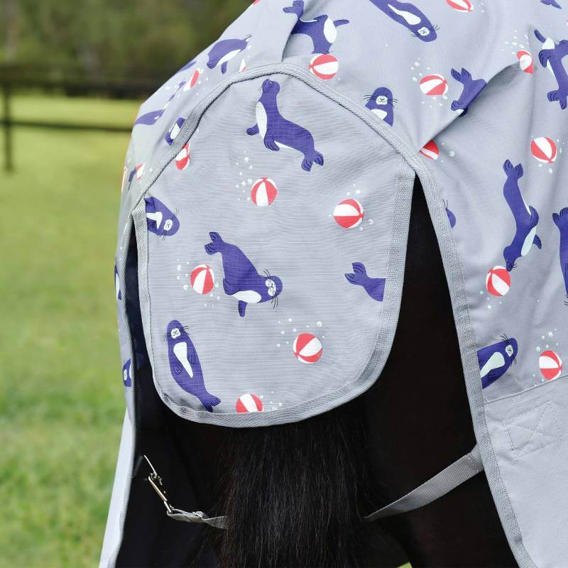 Close-up of a horse in the Weatherbeeta Comfitec Tyro Lite Plus rug with seal print.