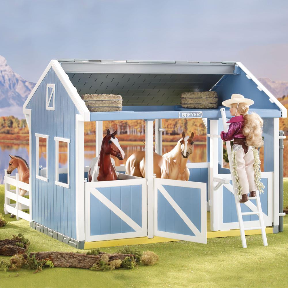 Breyer Classics Country Stable With Wash Stall